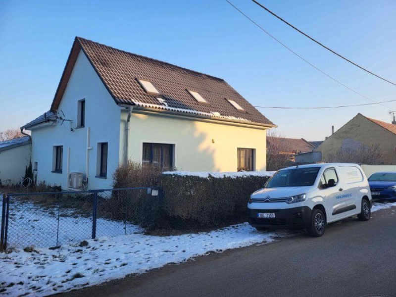 Montáž modrých PVC oken a balkonových dveří VEKA Softline 82 v Tišicích