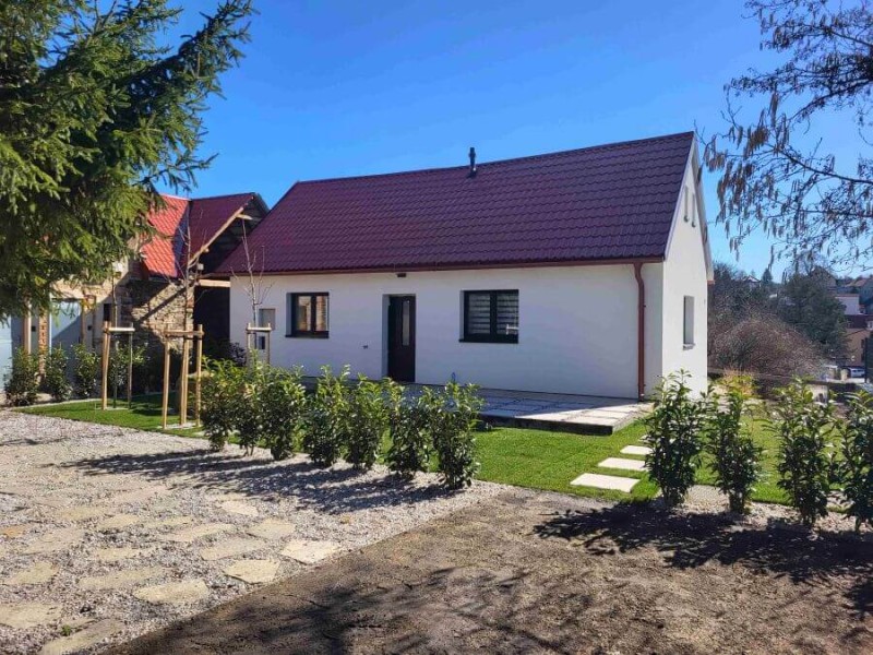 Montáž černých PVC oken na rodinném domě v Dolních Jirčanech