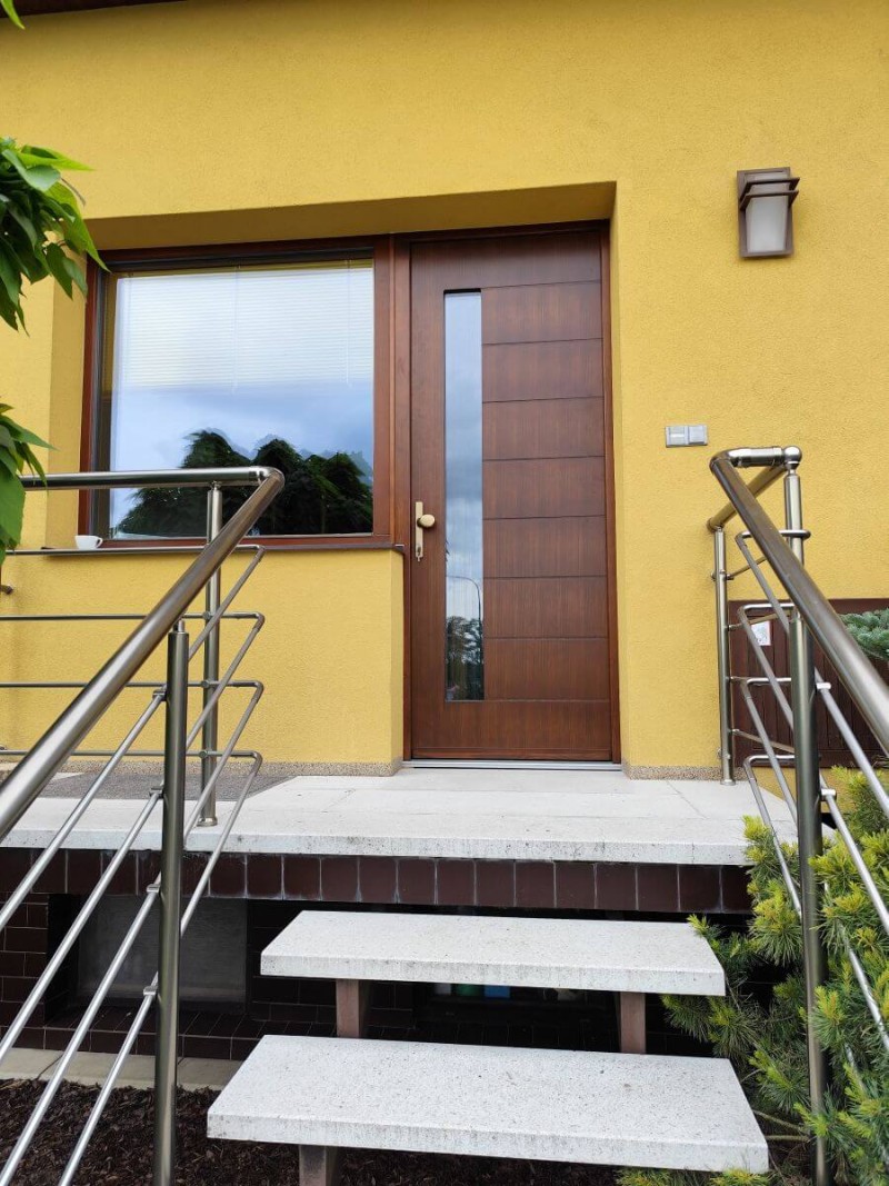 Montáž dřevěných vchodových dveří s překryvnou výplní v obci Topolná