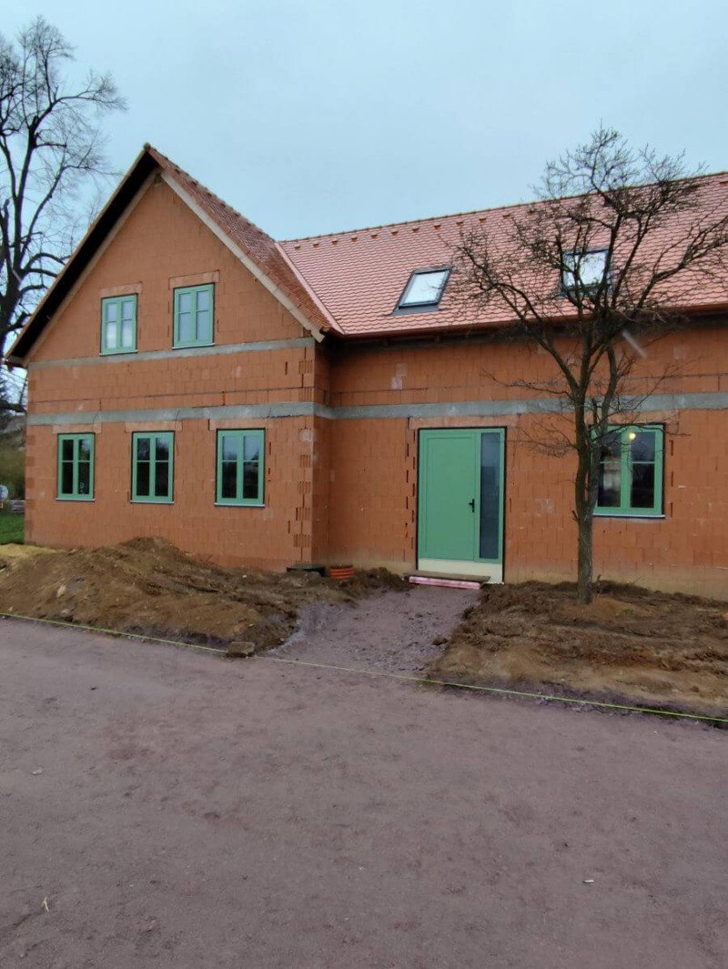 Montáž zelených hliníkových oken a dveří v obci Lukov