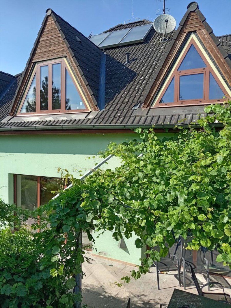 Oprav dům po babičce - montáž hliníkových oken a dveří na rodinném domě v Brně - Ořešíně