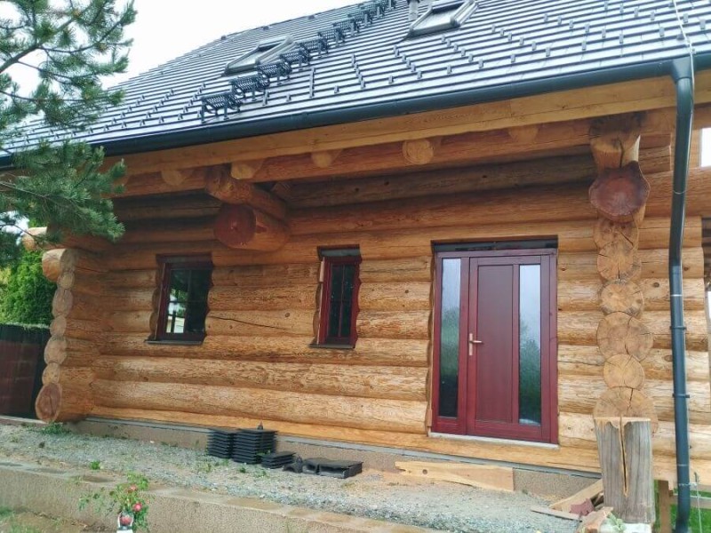 Instalace dřevěných eurooken a dveří do srubu v obci Vochov